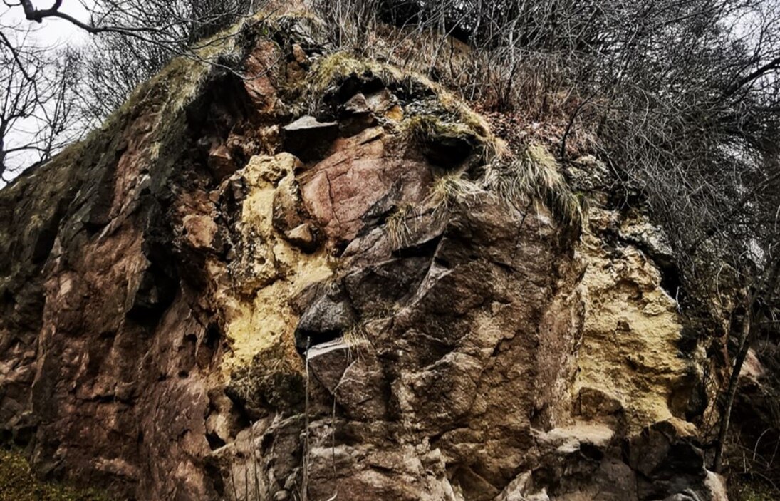 Aufschluss einer kretazischen Felsenklippe mit sedimentärer Füllung der Brandungstaschen.