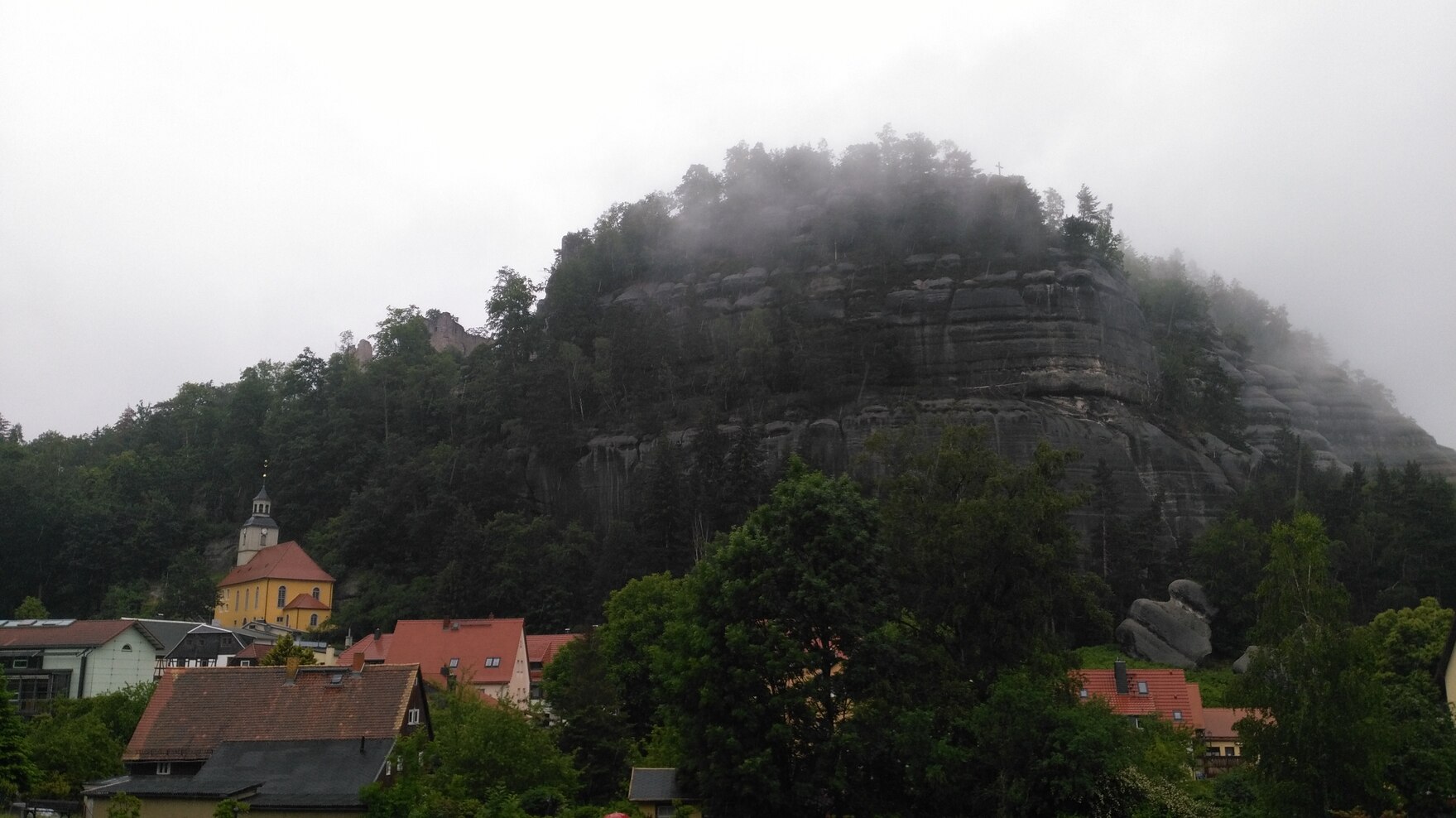 Kreidesandsteinfelsen, bankig mit horizontaler Schichtung.