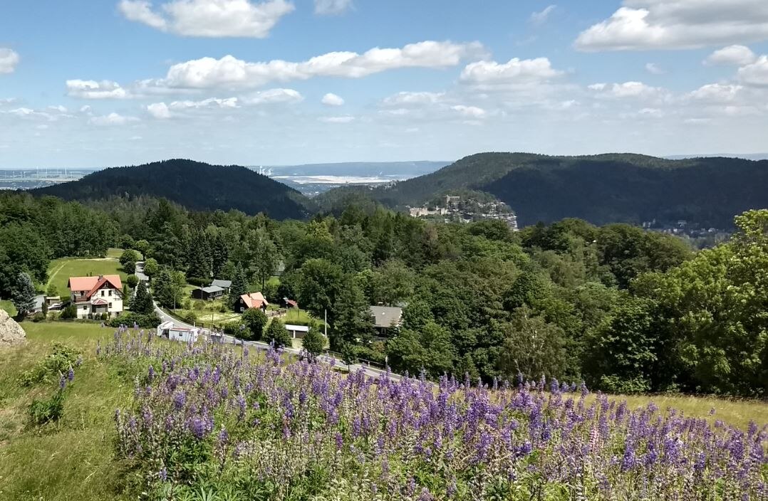 Blick vom Johannisstein über das Zittauer Gebirge ins Zittau-Turow-Hradek-Becken