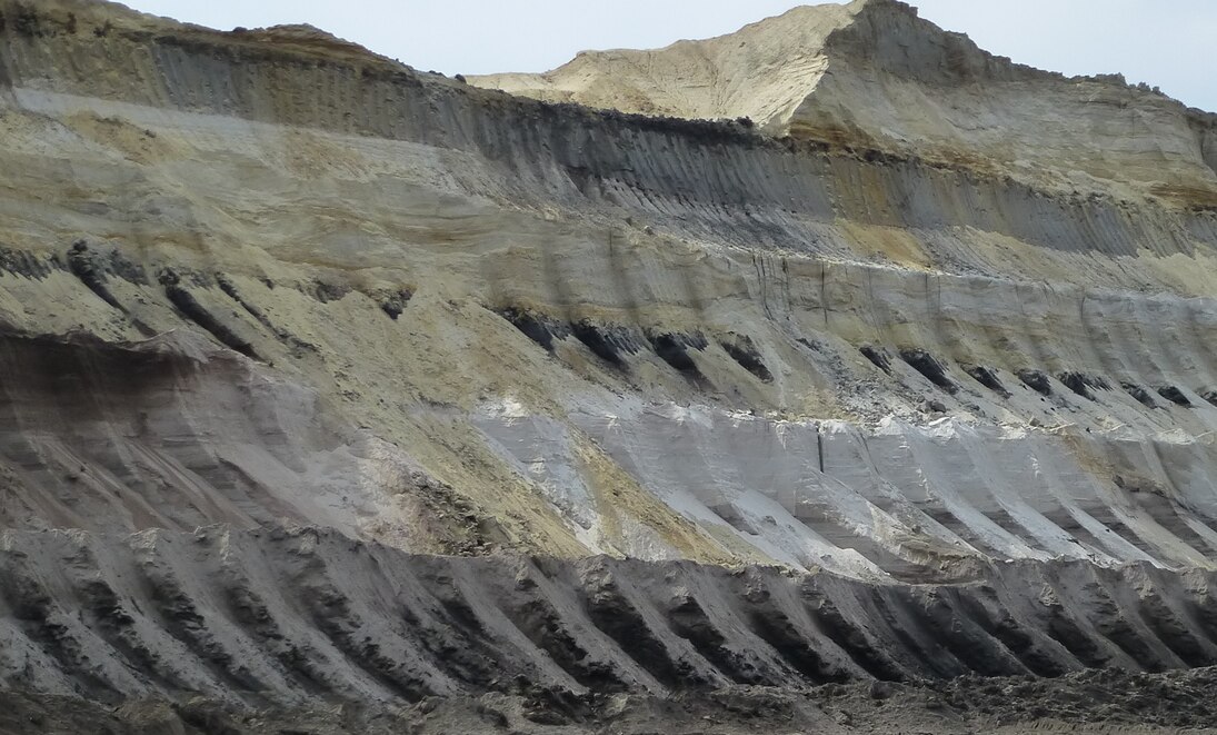 Durch Ansteigen und Absinken des Meeresspiegels veränderte sich im Tertiär vielfach das Landschaftsbild. Dies spiegelt sich in den wechselnden Sedimenten wider. In ausgedehnten Küstenmooren bildeten sich Braunkohlen, welche auf der Abbildung als dunkle Sc