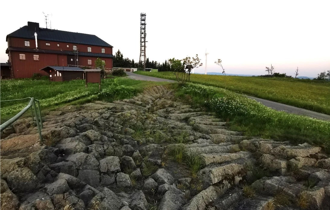 Die vulkanischen Gesteine aus dem Tertiär sind beständig gegen Verwitterung und Erosion. Während die umgebenden Sedimente nach und nach abtransportiert wurden, blieben die Vulkanite als heute typische Bergkuppen im Erzgebirge und in der Lausitz erhalten.