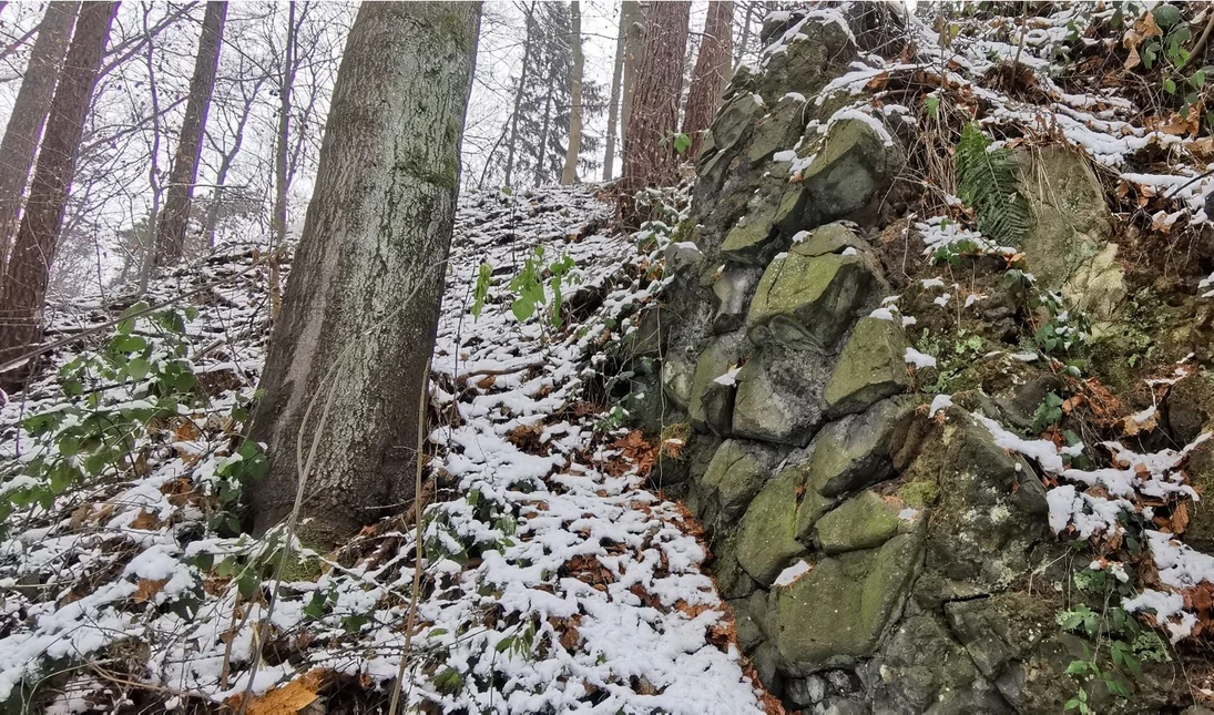 In einem Vulkanschlot oder einer Förderspalte liegen die Basaltsäulen horizontal, wie hier im Steinbruch auf dem Ascherhübel im Tharandter Wald.