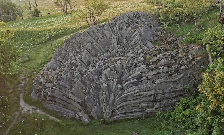 Die fächerartige Stellung der Säulen am Hirtstein lässt eine Interpretation des Vulkans als Staukuppe zu.