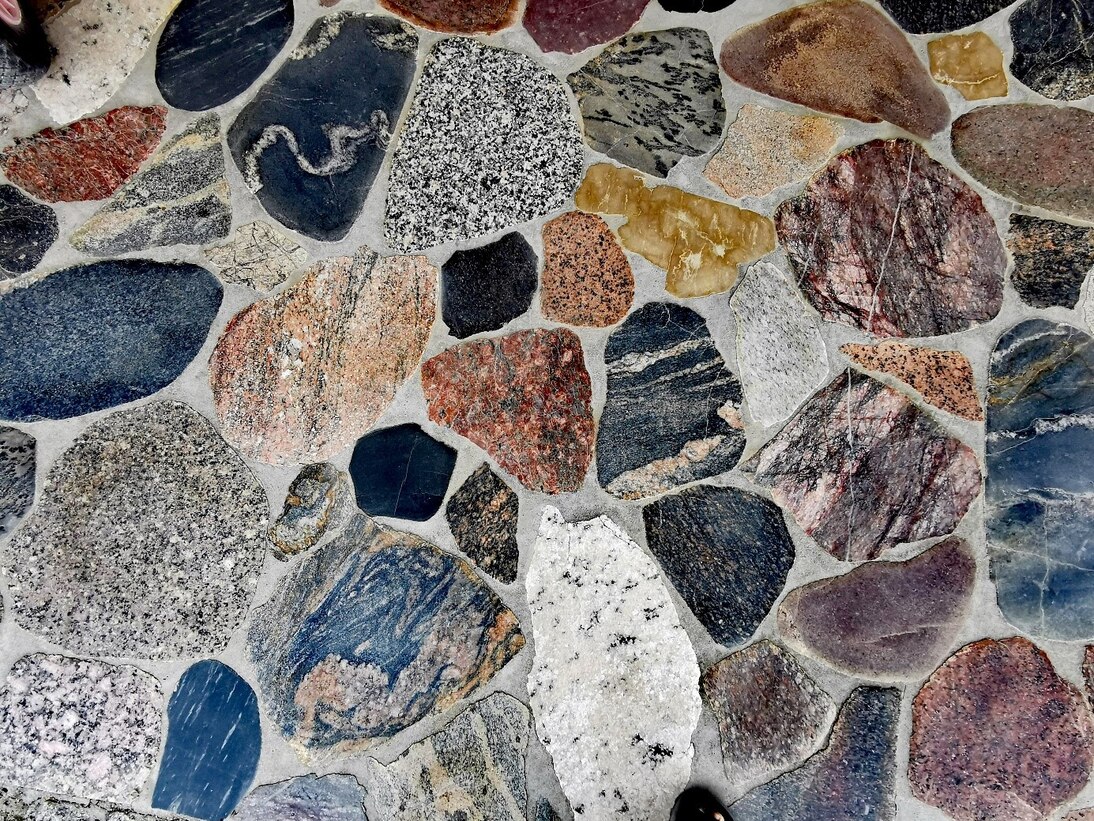In den eiszeitlichen Geschiebemergeln kann man ein großes Spektrum an Gesteinen aus Skandinavien, die mit dem Eis nach Mitteleuropa verfrachtet wurden, finden. Diese werden aufgrund ihrer optischen Vielfalt gerne auch als Bausteine, wie hier z.B. als Gehw