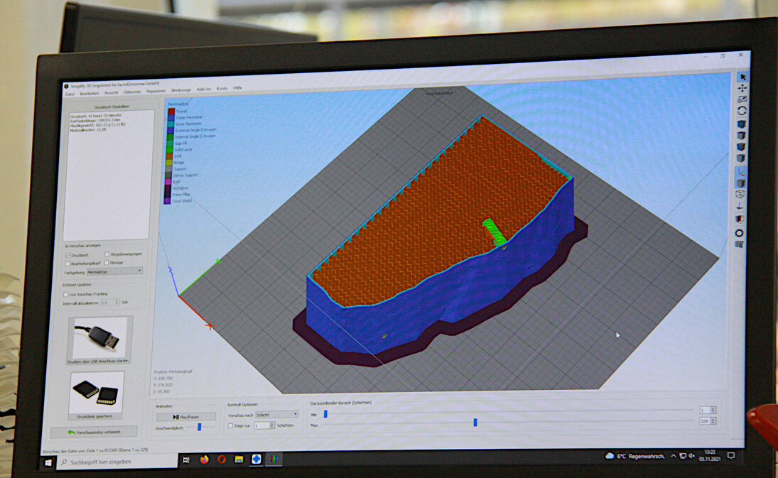 Planung der inneren Struktur (Stützelemente in rot) eines Modellteiles in 3D-Druck-Spezialsoftware.