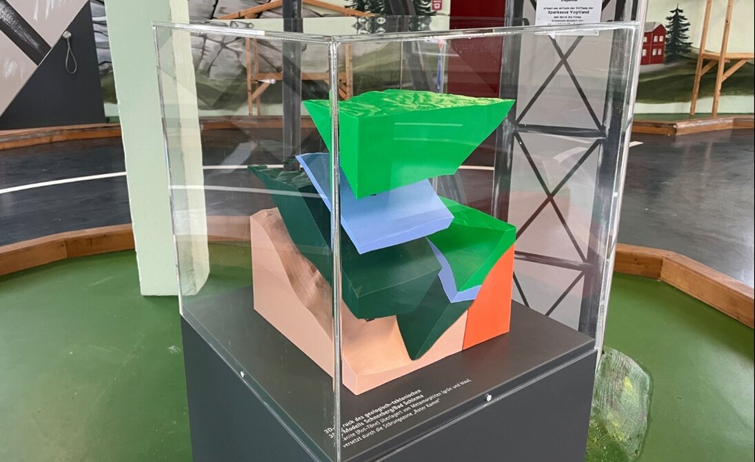3D-gedrucktes Modell der Geologie im Raum Schneeberg im Maßstab 1:33.000 aus ABS-Filament im FFF-Verfahren.