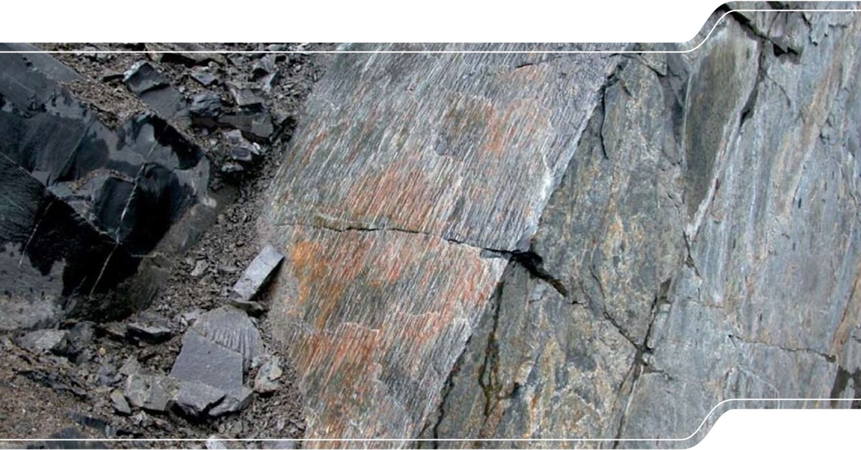 Das Bild zeigt eine Aufschiebung mit Bewegungslinearen auf einer Störungsfläche im Steinbruch Butterberg bei Kamenz.