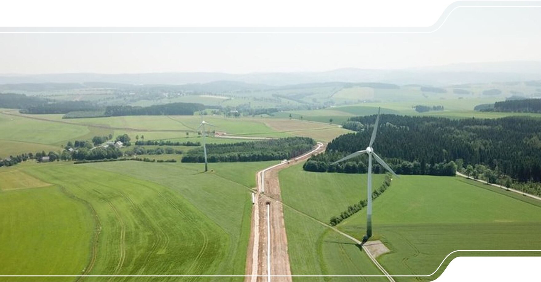 DAs Bild zeigt den Verlauf der frisch bearbeiteten Erdgastrasse EUGAL durch die sächsische Landschaft.