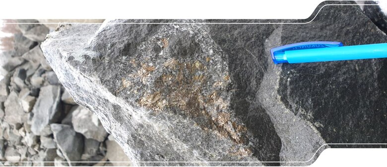 Das Bild zeigt das derzeitige Kernlager mit Auslagen und Aufbewahrungsregalen.