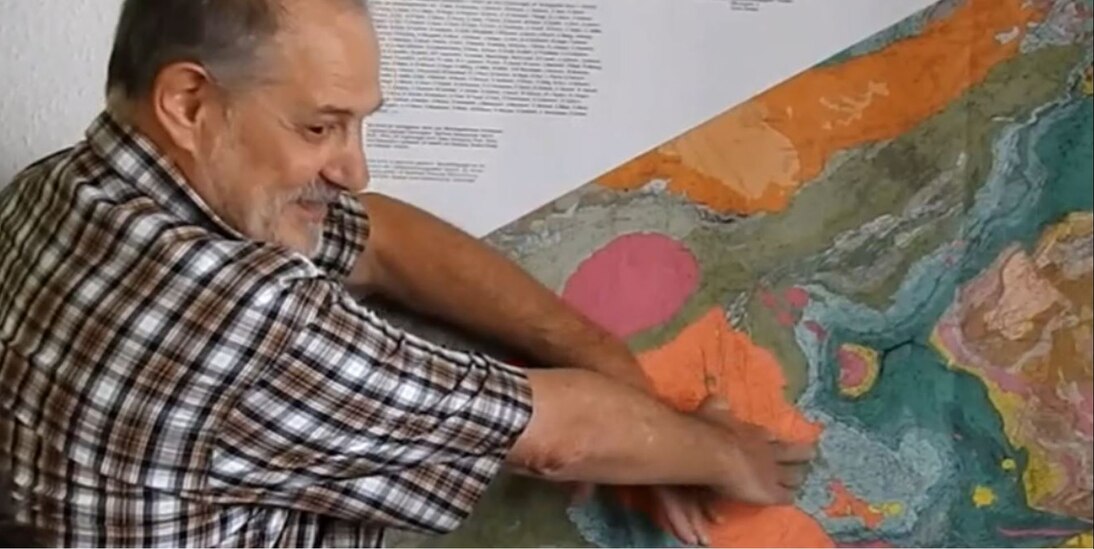 Das Bild zeigt einen Geologen mit einer geologischen Karte.
