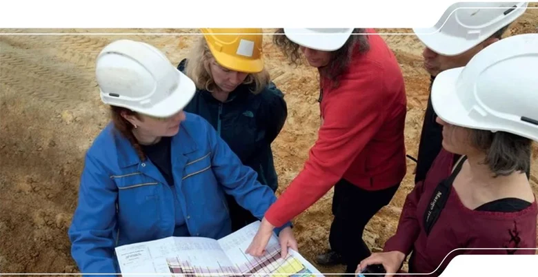 Das Bild zeigt Geologen bei der Diskussion eines geologischen Profilschnittes.