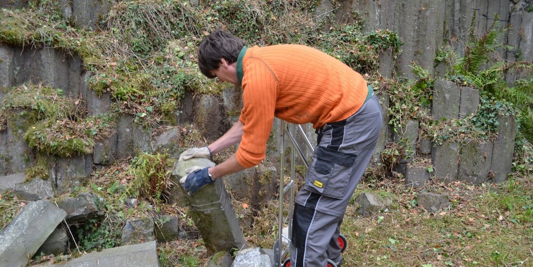 Das Bild zeigt einen Geologen bei der Probenahme.