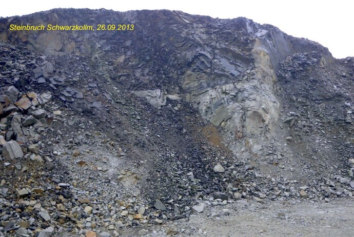 Das Bild zeigt den Kontakt von Grauwacke (oben) zu Granodiorit (unten) im Aufschluss Schwarzkollm.