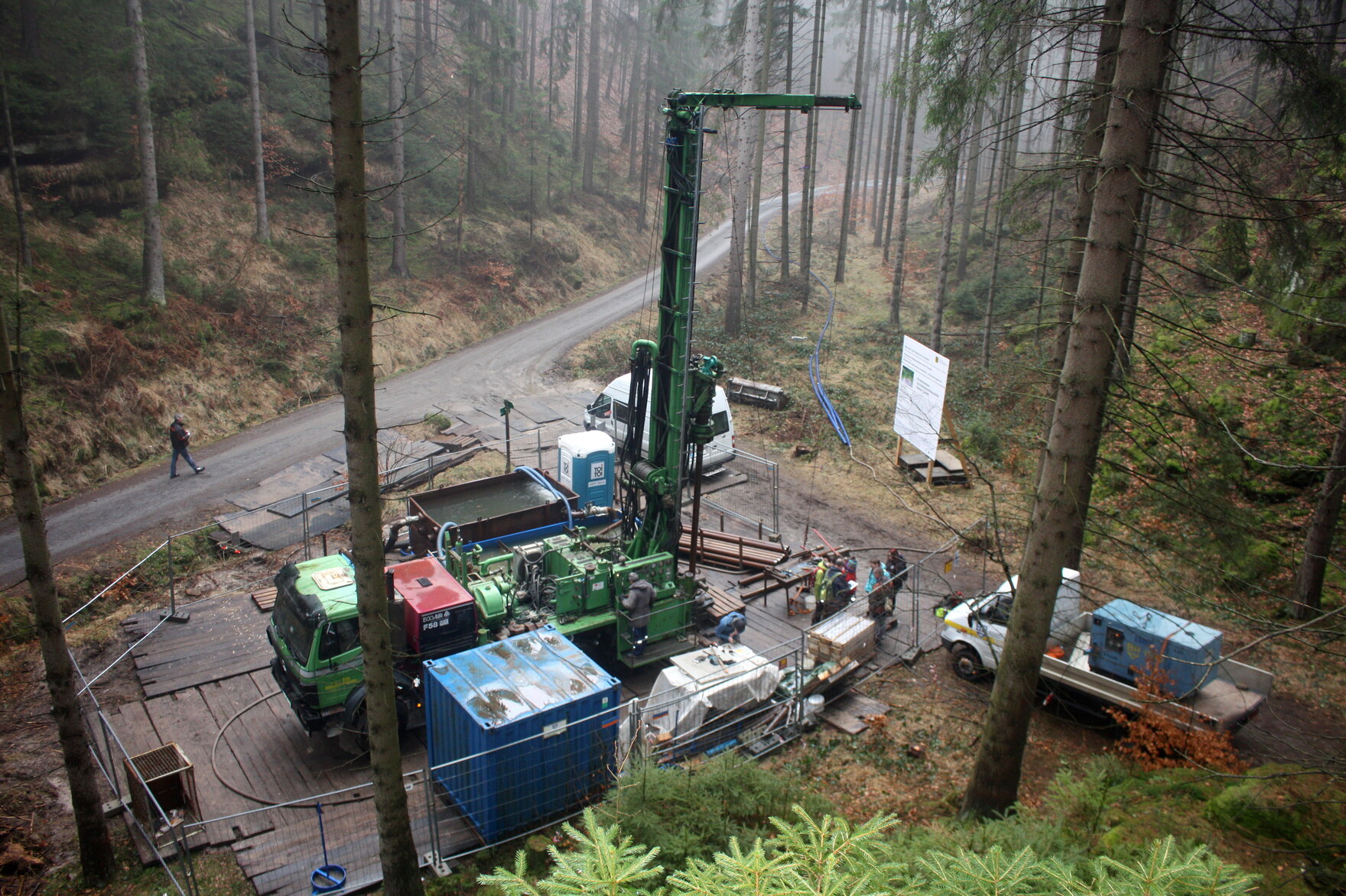 Das Bild zeigt das Bohrgerät für eine geologische Erkundungsbohrung.