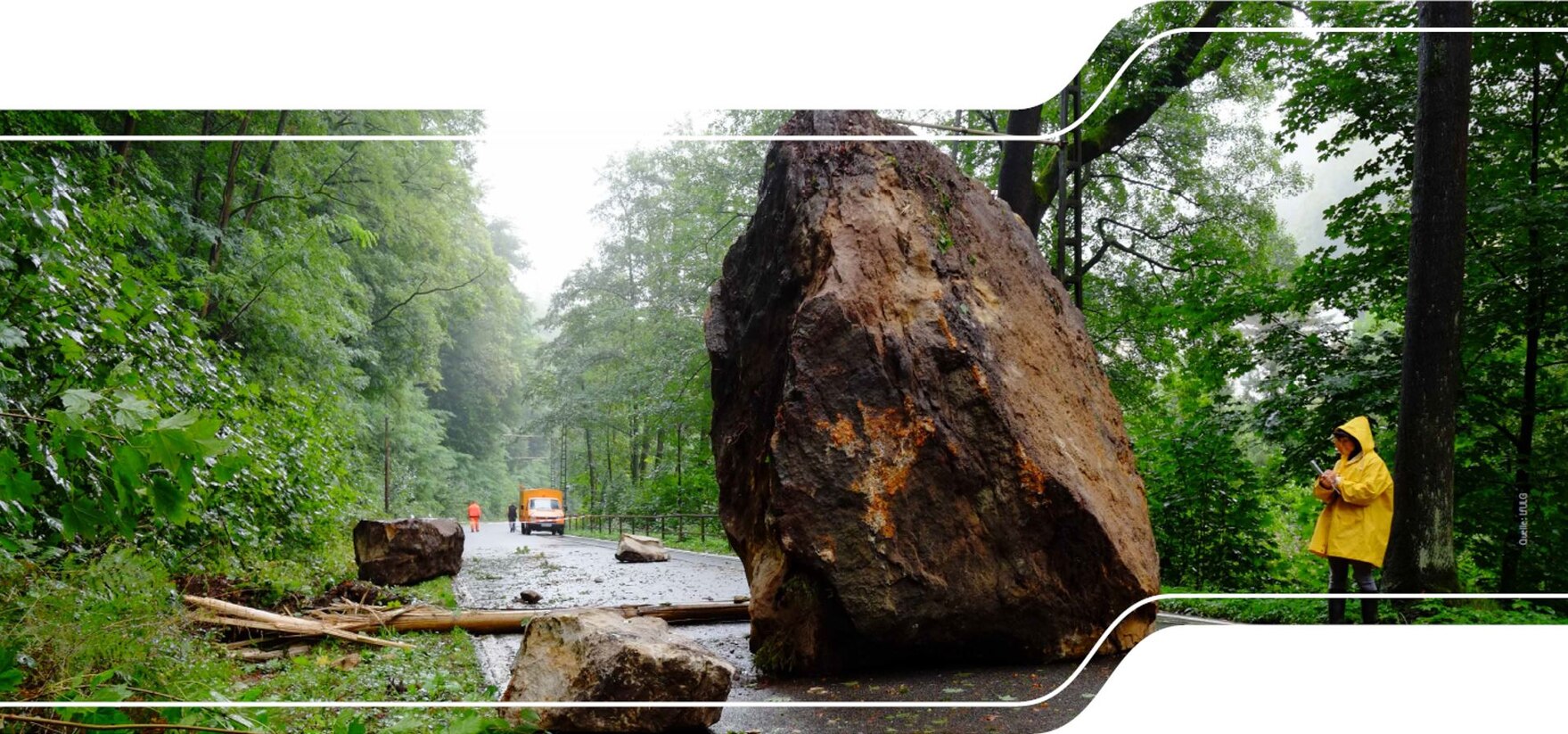 Das Bild zeigt einen Felssturz auf die Straße im Kirnitzschtal, Elbsandsteingebirge.