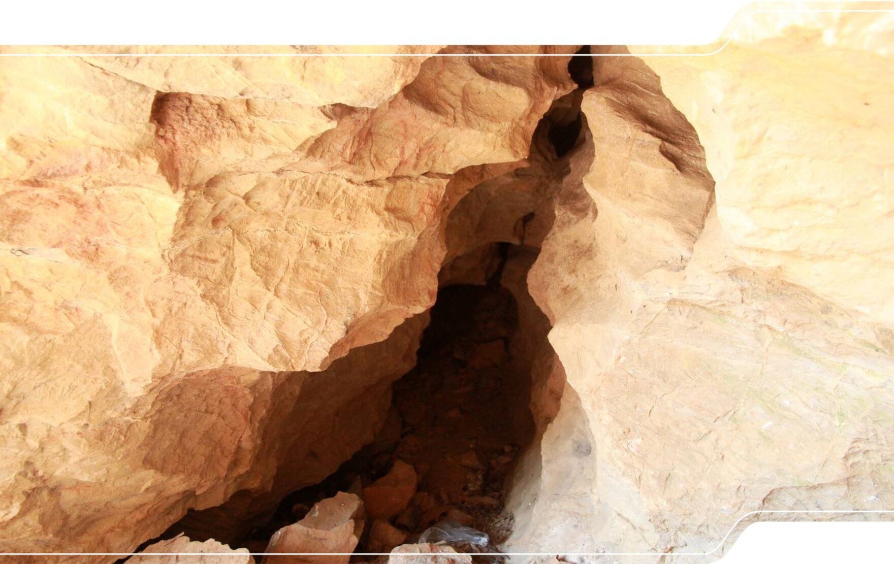 Das Bild zeigt Verkarstungserscheinungen an einer Felswand.