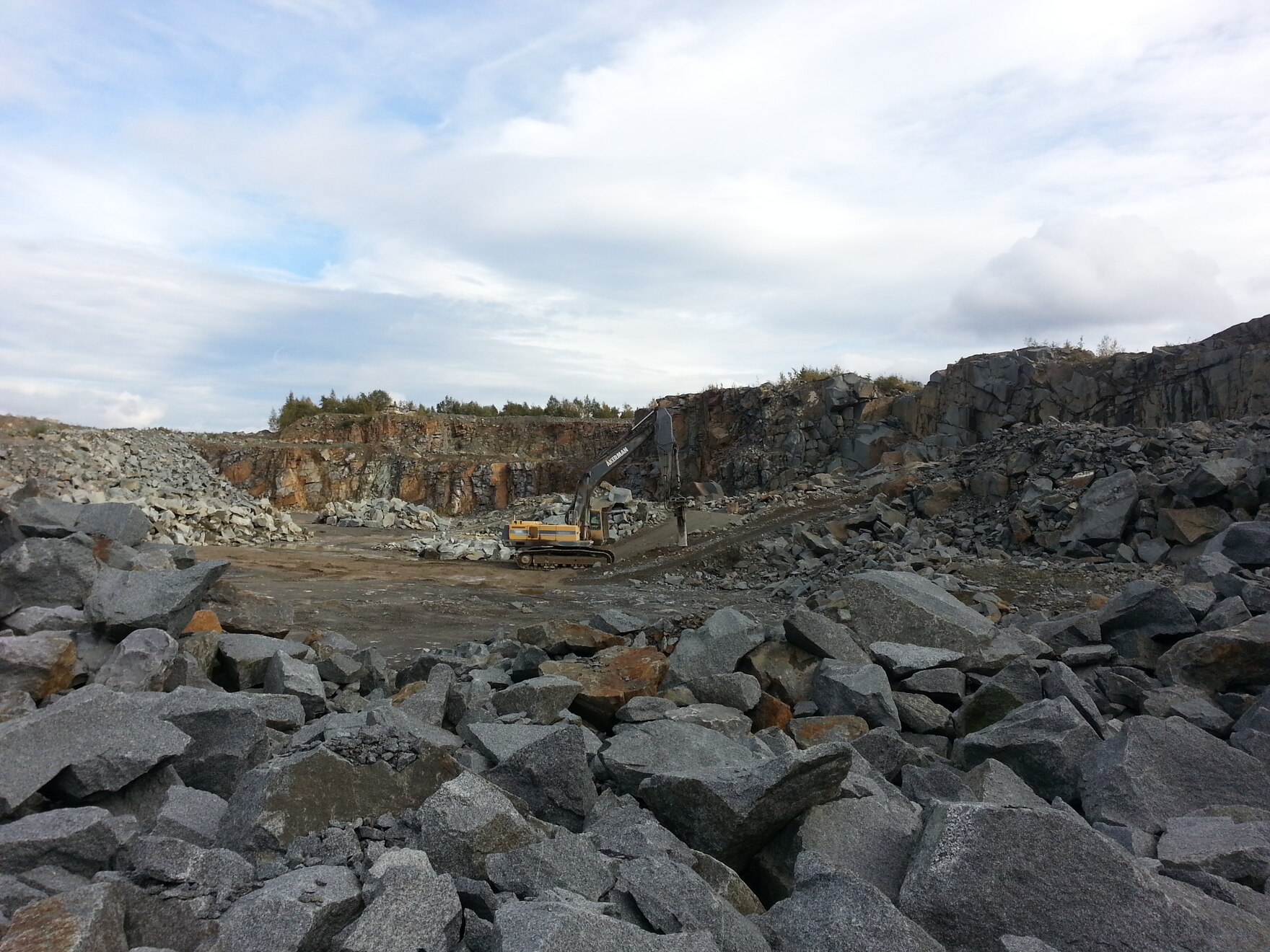 Blick in den Gabbro - Steinbruch Sora.