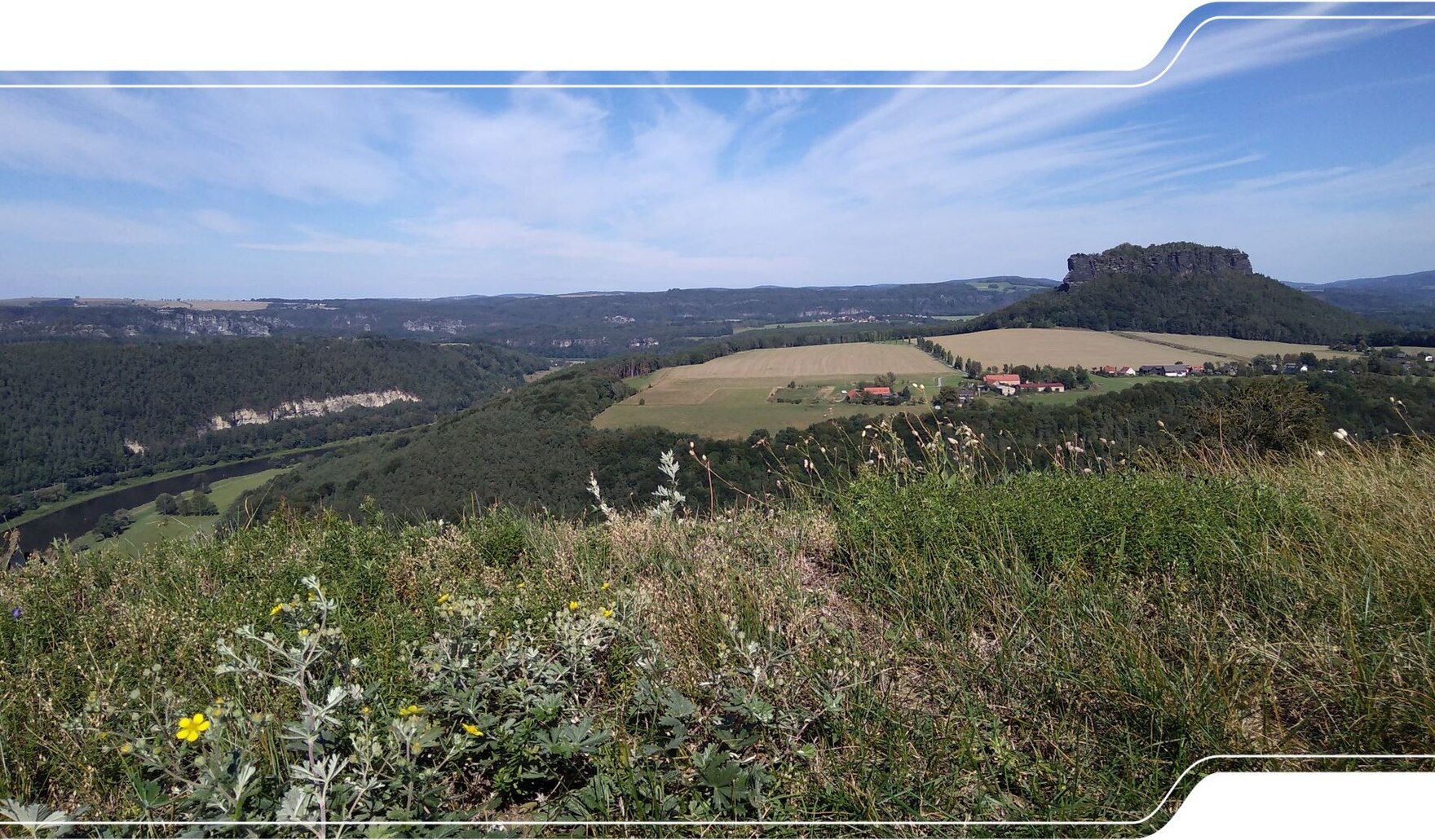 Das Bild zeigt Nutzungsformen einer Landschaft. Diese kann zum Wohnen, zur Landwirtschaft, zum Tourismus, als Verkehrsweg oder als Naturraum genutzt werden.