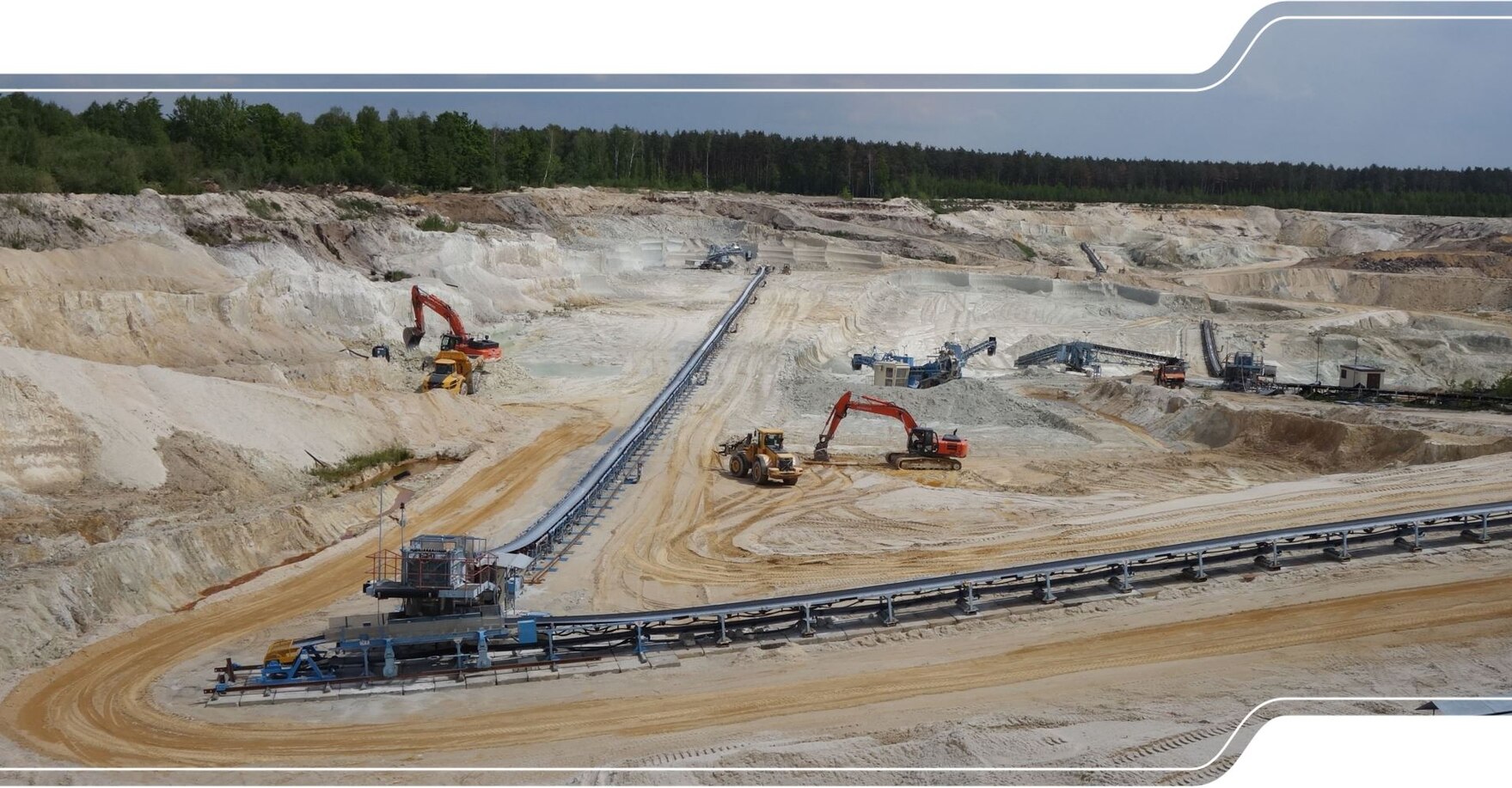 Das Bild zeigt einen Tagebau in Sachsen,in welcvhem Kaolin, einer unserer wertvollsten Rohstoffe, abgebaut wird.