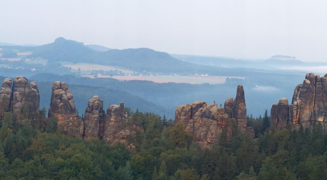 Das Bild zeigt Sandsteinfelsen der Sächsischen Schweiz.