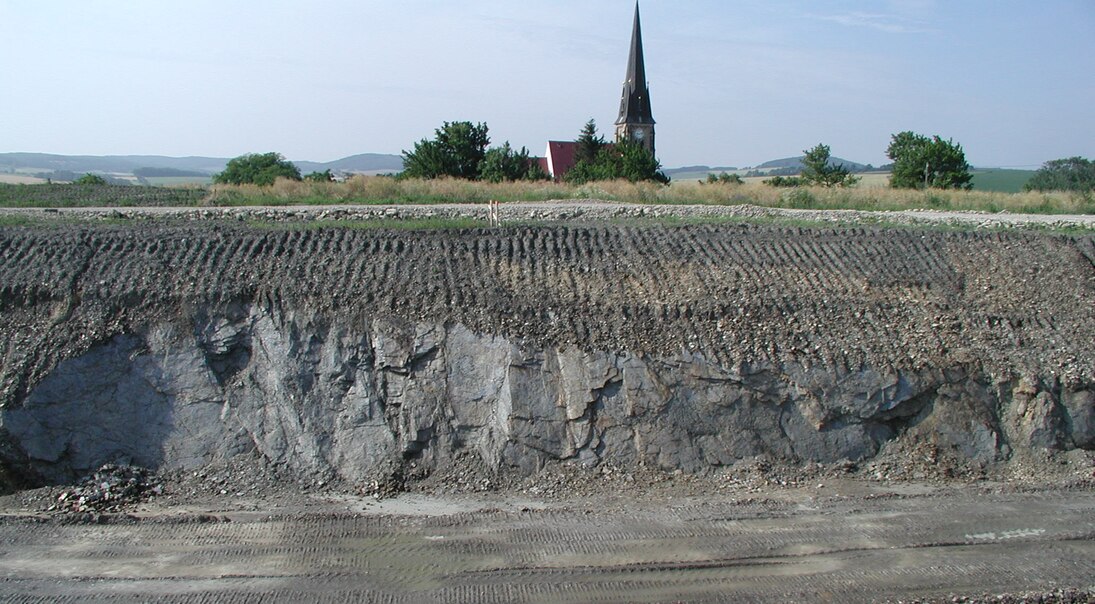 Das Bild zeigt den rutschungsgefährdeten Felsen einer Straßenböschung.