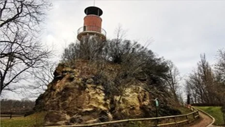 Aufschluss und Aussichtsturm am Hohen Stein bei Dresden-Plauen Aufschluss und Aussichtsturm am Hohen Stein bei Dresden-Plauen