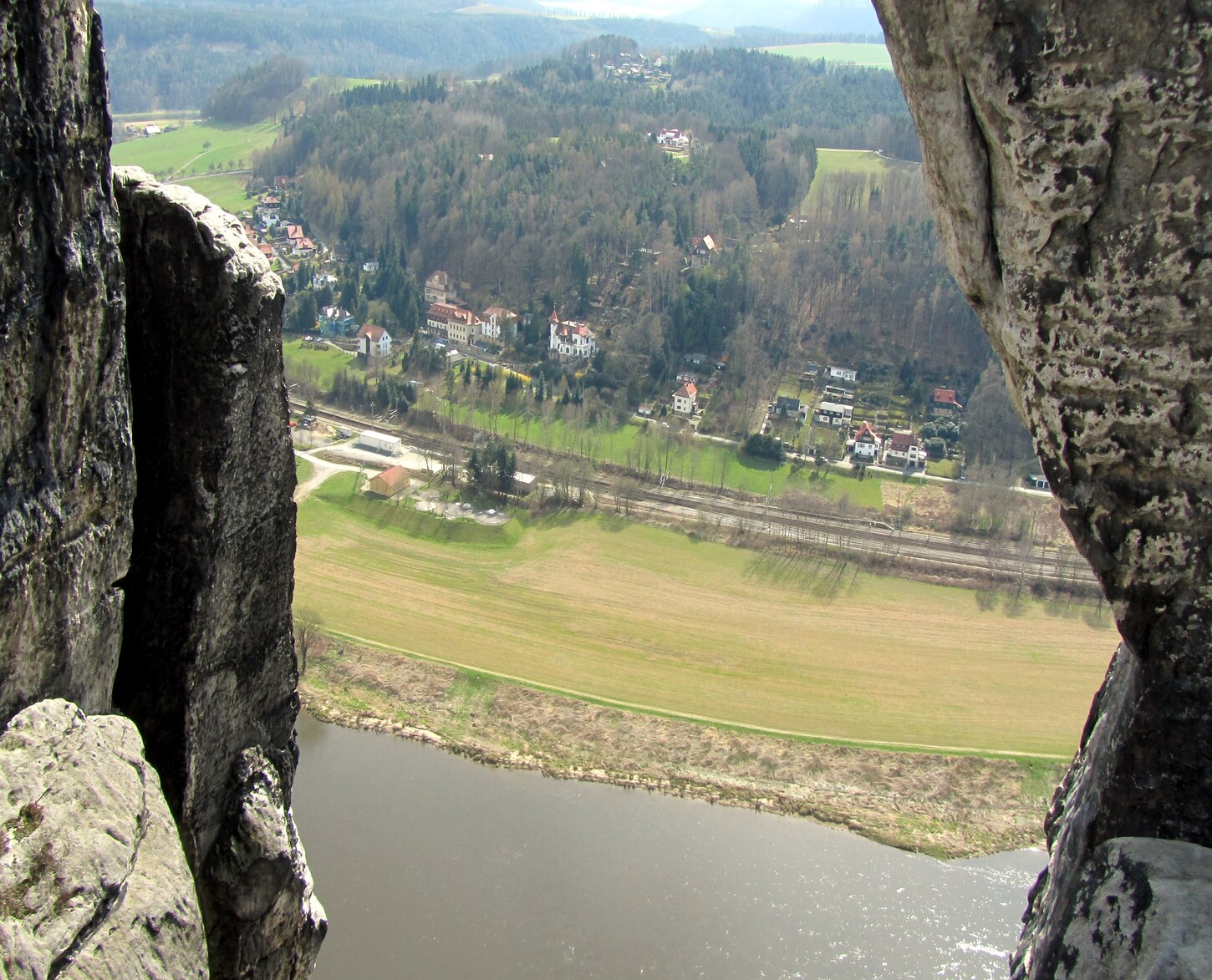 Das Bild zeigt steile Felswände über dem Ort Rathen.
