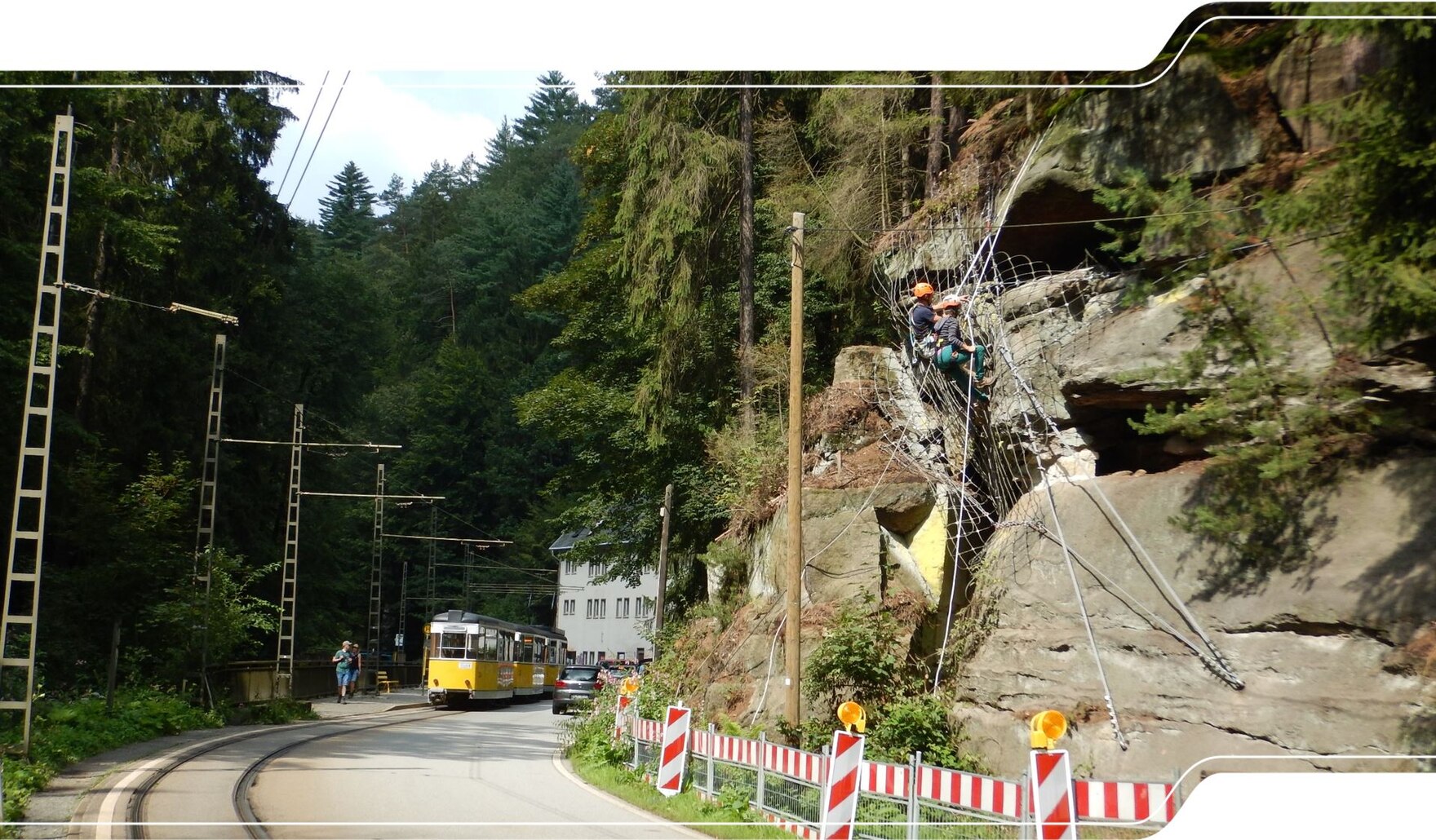 Das Bild zeigt die Kontrolle von Felssicherungsmaßnahmen im Kirnitzschtal durch Mitarbeiter des LfULG.