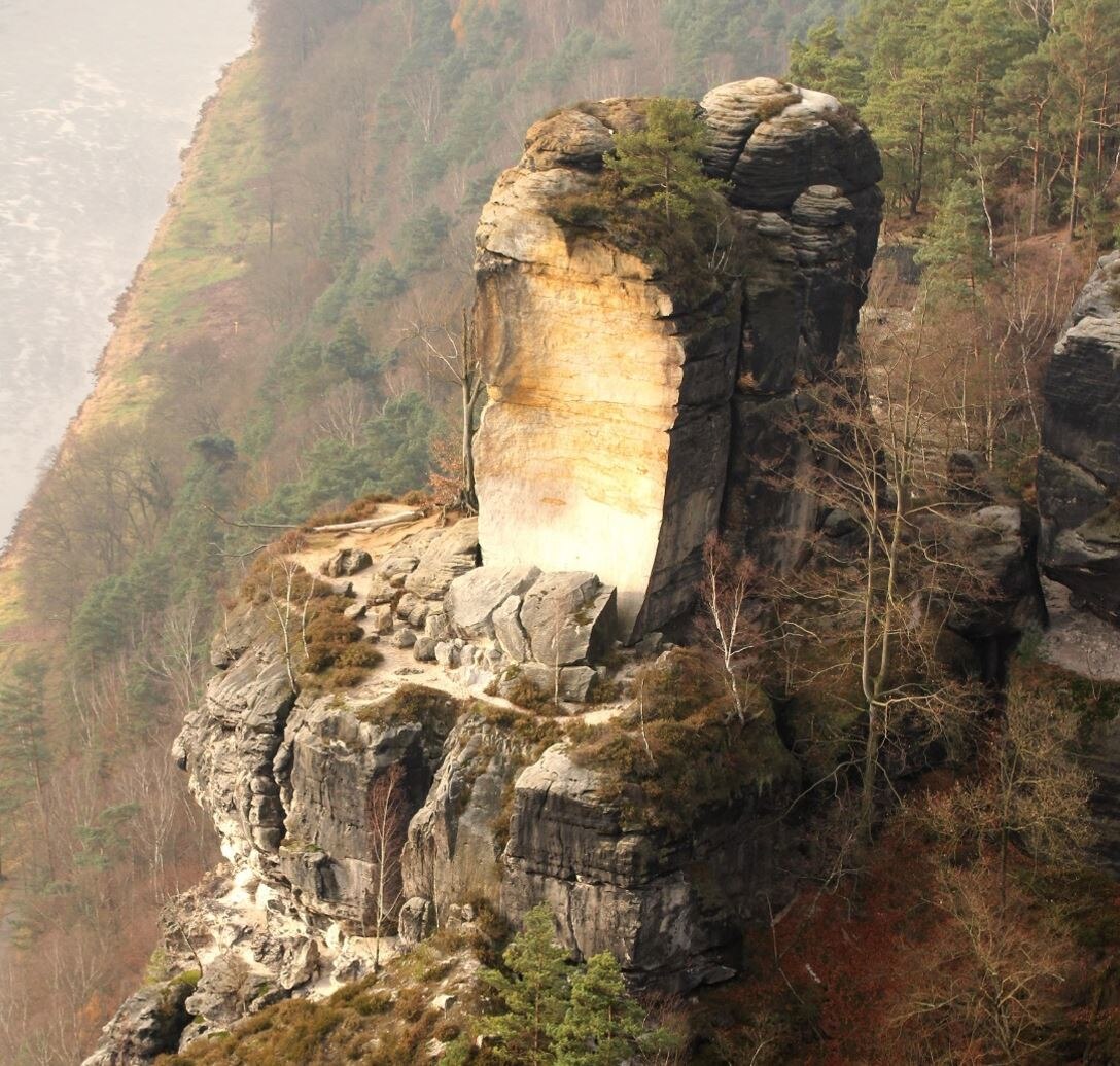 Das Bild zeigt einen Felssturz am Wartturm bei Rathen.
