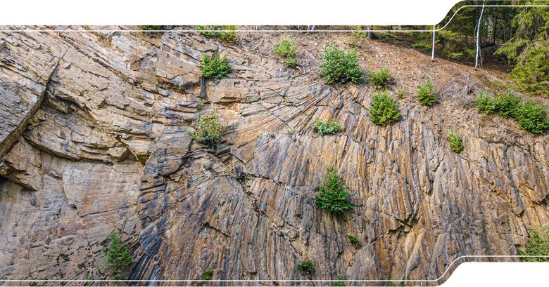 Aufschluss des Porphyrfächers in Mohorn-Grund mit typischer Säulenbildung