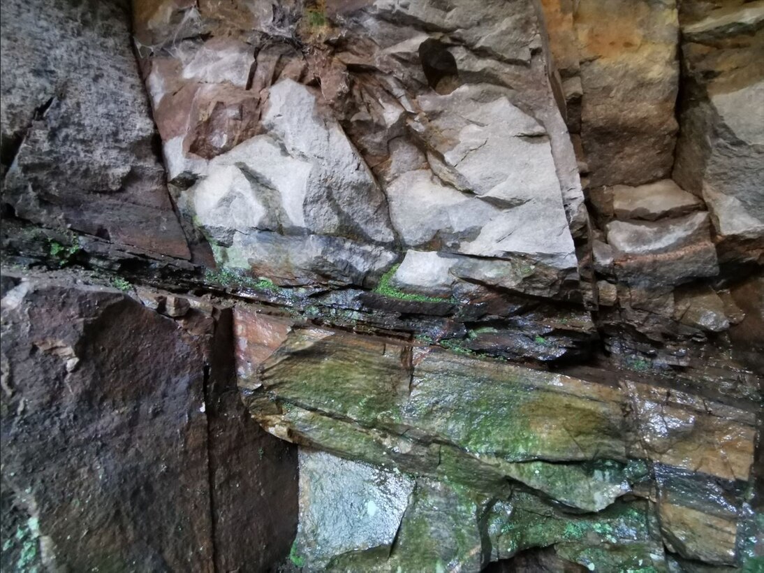 Felswand aus Granulit mit massigem Gestein in der oberen Bildhälfte und foliiertem Gestein in der unteren Bildhälfte.