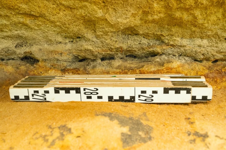 verwitterter Bereich im Sandstein, der die Felsstabilität beeinträchtigt