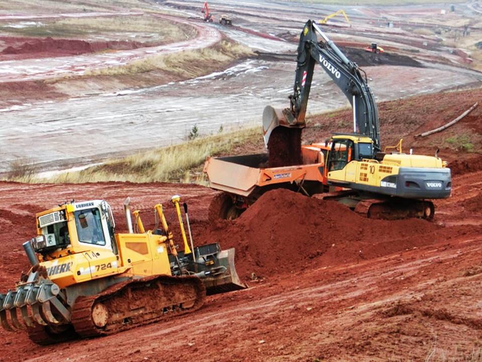 Konturierungsarbeiten zum sicheren Verwahren der Uranerzaufbereitungsrückstände (Tailings) in der industriellen Absetzanlage (IAA) Helmsdorf der heutigen Wismut GmbH.