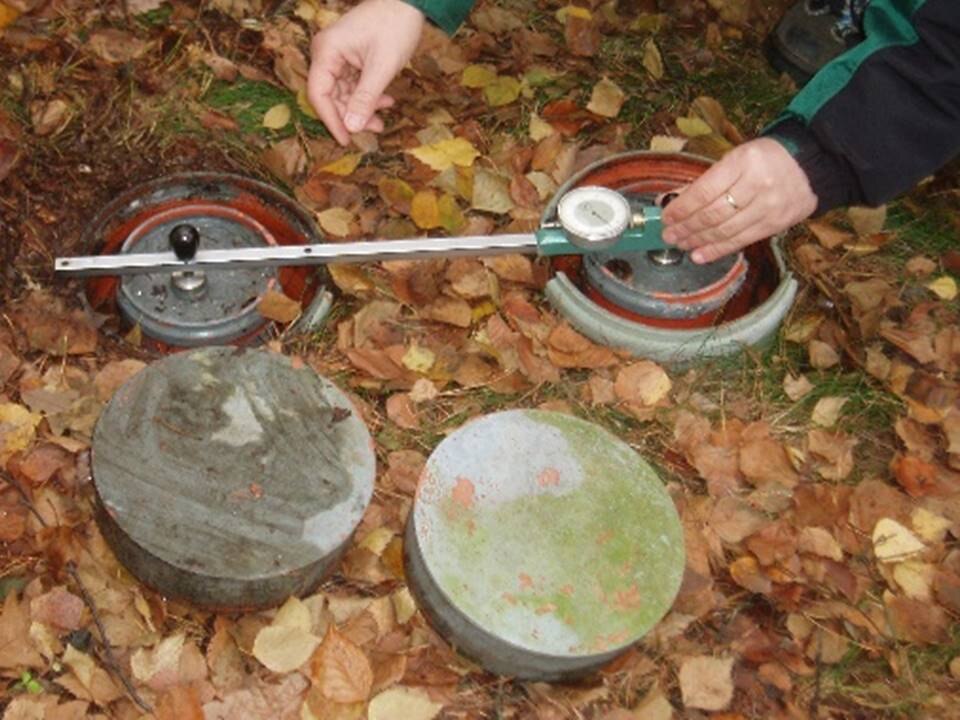 Kluftweitenmessung mit dem Setz-Dehnungsmessgerät im November 2006 in der Felsenbühne Rathen