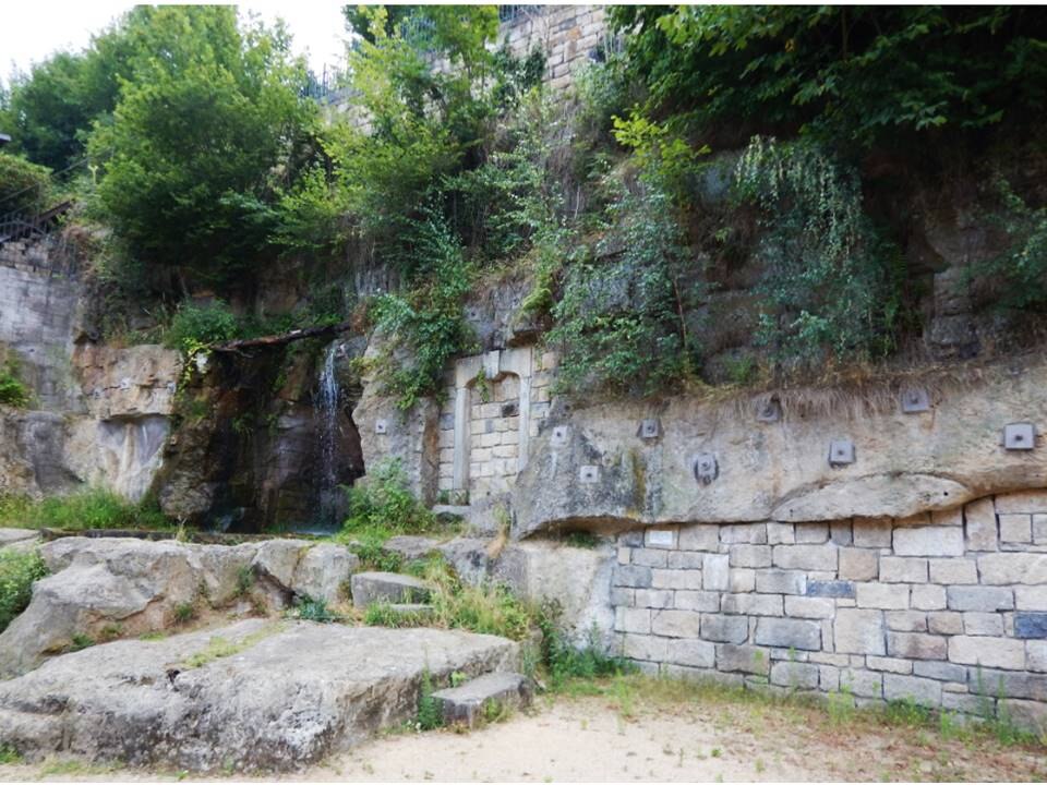 Das Bild zeigt Untermauerung und Verankerung an einer einsturzgefährdeten Felswand.