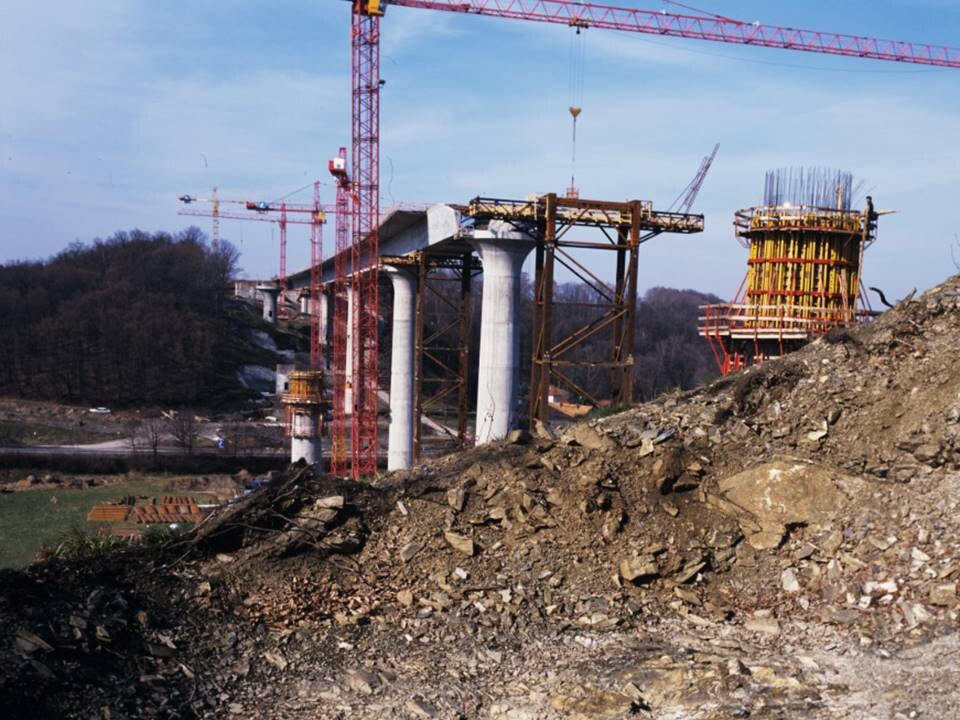 Baustelle einer Autobahnbrücke.