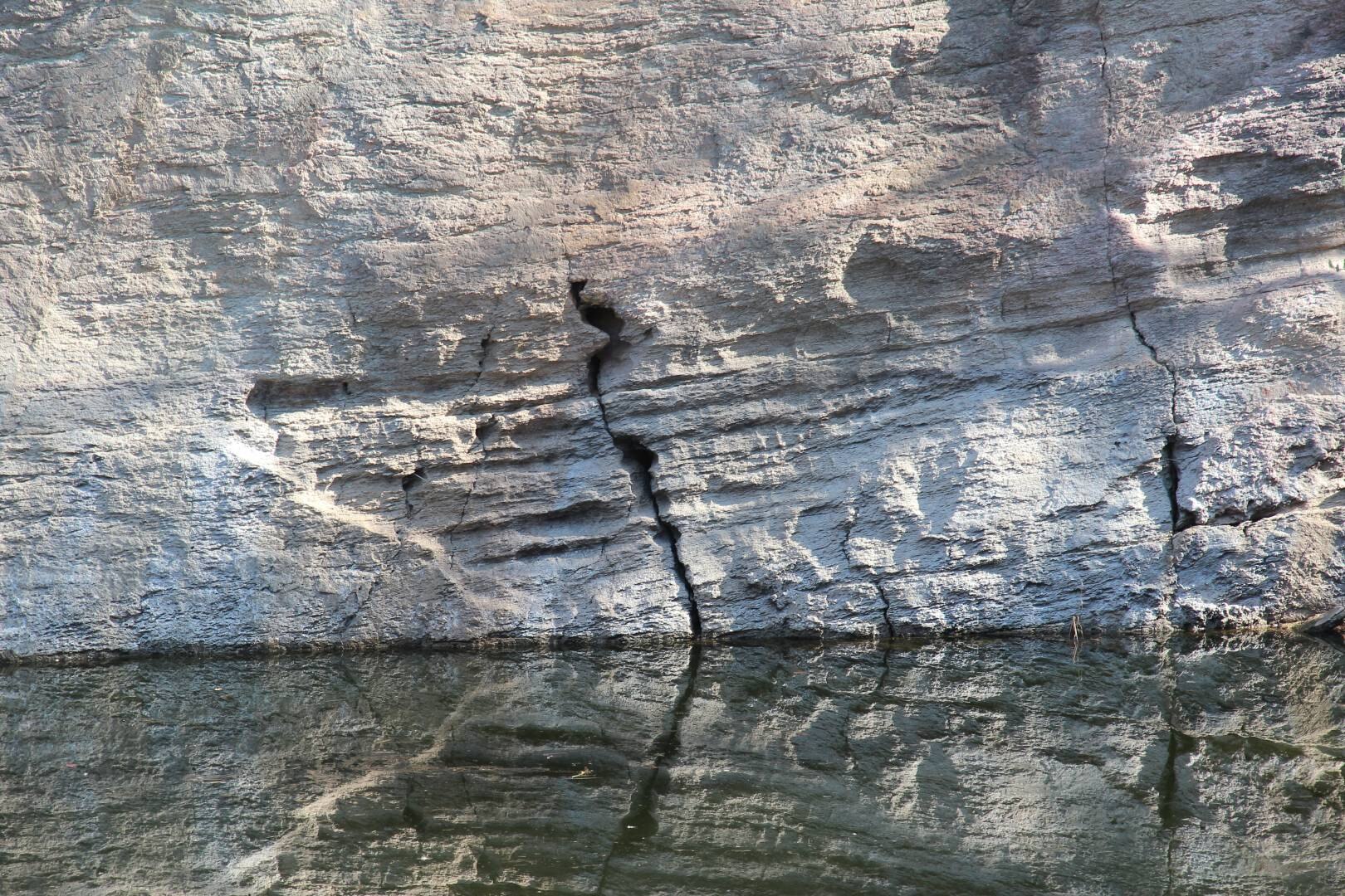 Karstschlotten entlang von Klüften in einer Felswand