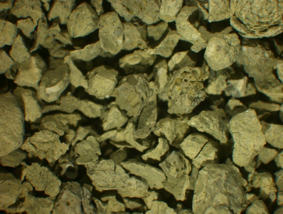 Schlackenfragmente, erkennbar an den Blasen im Gestein der Bhrg 6s/2021 aus 21,3 m. Die lange Bildkante entspricht 19 mm.