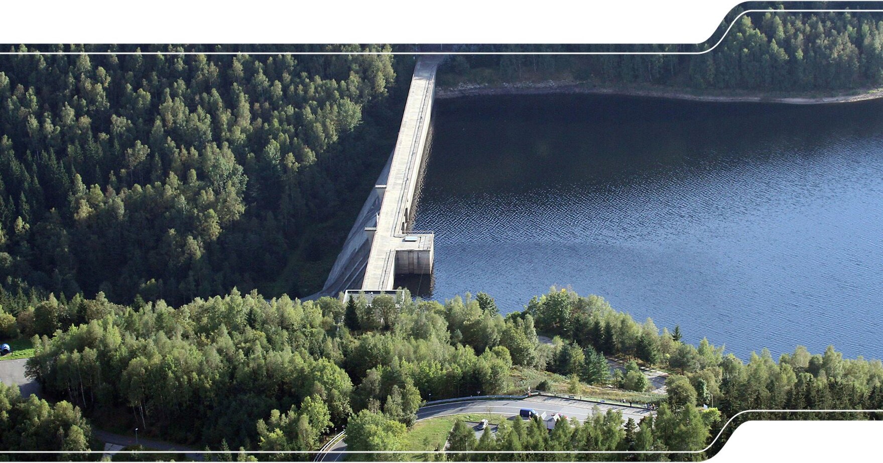 Das Bild zeigt die Staumauer der Talsperre Eibenstock.