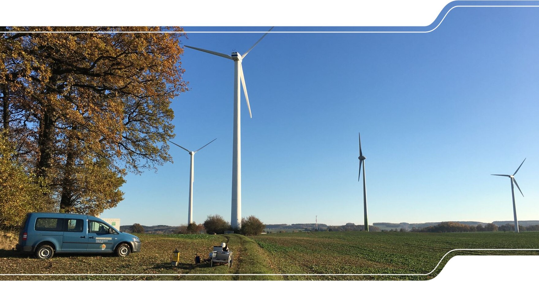 Fled mit Windrädern und Kleinbus mit seismischer Messausrüstung.