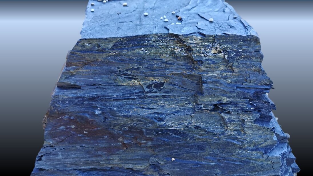 Im Silur entstanden Kieselschiefer, welche sich in Meeresbecken durch Ablagerung von feinkörnigen Sedimenten (Ton) sowie kieseligen Gehäusen von Mikroorganismen (Radiolarien) bildeten. Das abgebildete Stück wurde gefunden bei Mühlwand /Reichenbach und fot