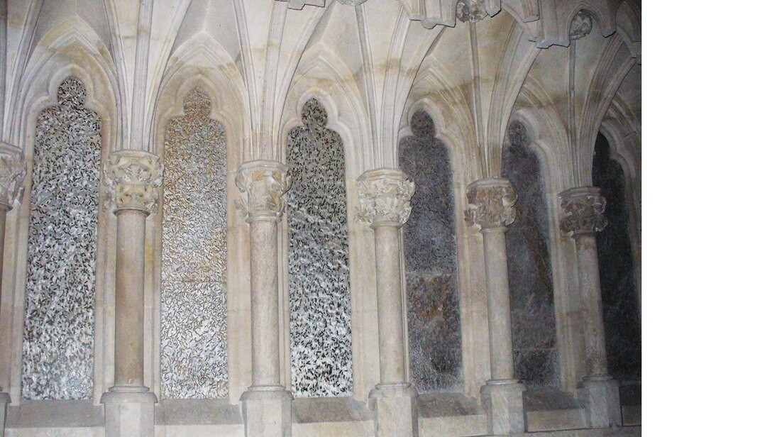 Staurolithschiefer mit Sprossungen von Staurolithkristallen aus dem Schiefermantel im Dom zu Naumburg. Die Gesteine kommen in der Natur in einer NE-streichenden Zone zwischen Waldenburg, Wechselburg, Rochlitz und Elsdorf vor.