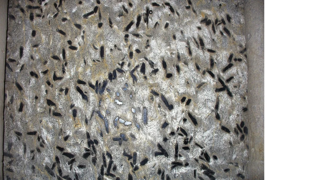 Detail des Staurolithschiefers im Naumburger Dom.