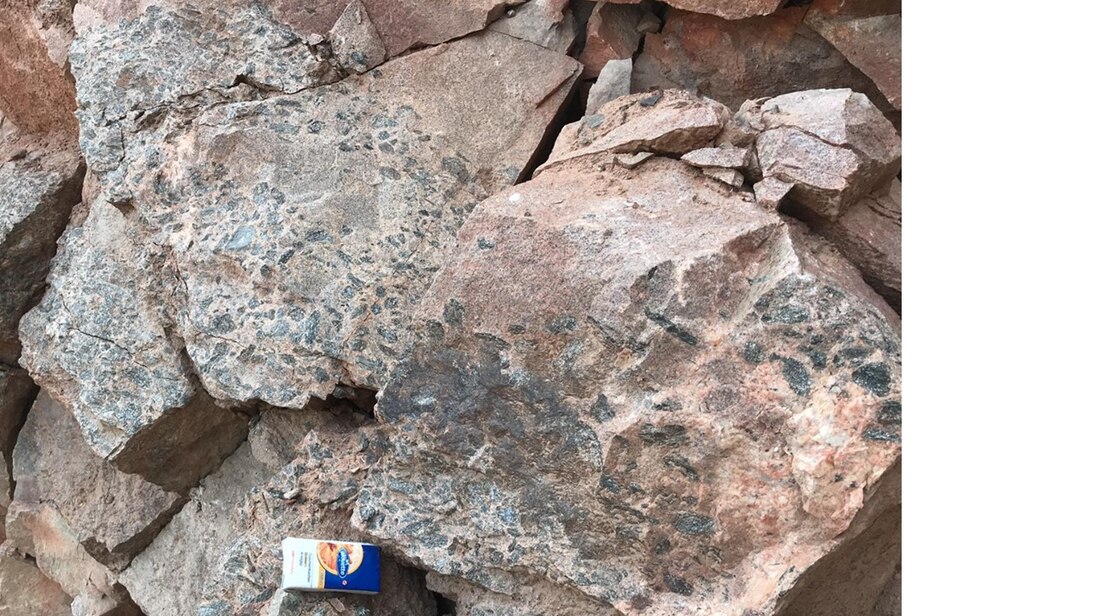 Granit von Berbersdorf mit zahlreichen Xenolithen von Biotit-Sillimantit-Schiefern des Schiefermantels.