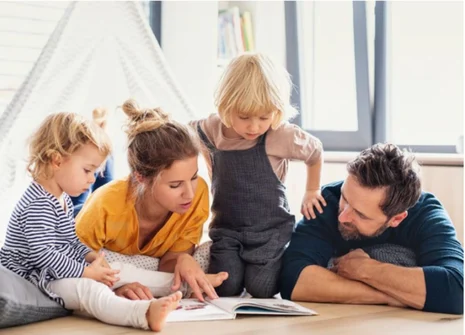 Familie in Haus mit Erdwärmeheizung Familie in Haus mit Erdwärmeheizung