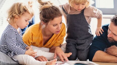 Familie mit Erdwärme-betriebener Fußbodenheizung