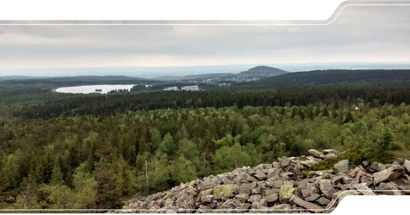 Blick vom Kahleberg mit Teplice-Rhyolith über die ehemalige Teplice-Caldera zum Galgenteich bei Altenberg und zum Geisingberg.