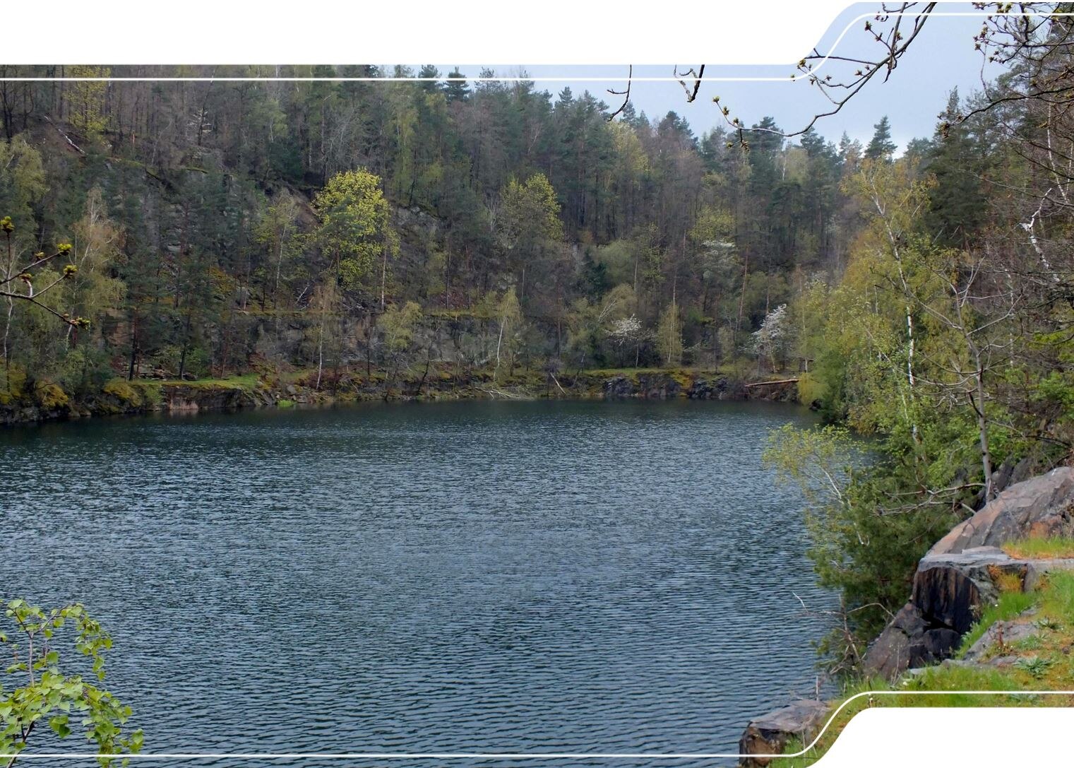 ehemaliger Grauwackensteinbruch am Vogelberg mit Badesee.